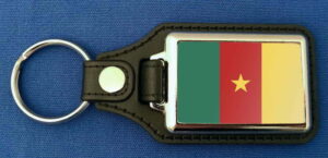 Kamerun Schlüsselanhänger aus Metall und Kunstleder | ca. 95 X 37  mm