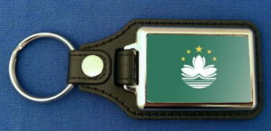 Macau Schlüsselanhänger aus Metall und Kunstleder | ca. 95 X 37  mm