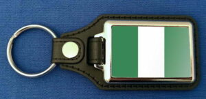 Nigeria Schlüsselanhänger aus Metall und Kunstleder | ca. 95 X 37  mm