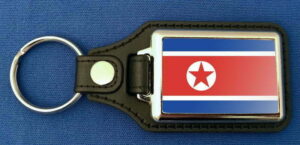 Nordkorea Schlüsselanhänger aus Metall und Kunstleder | ca. 95 X 37  mm